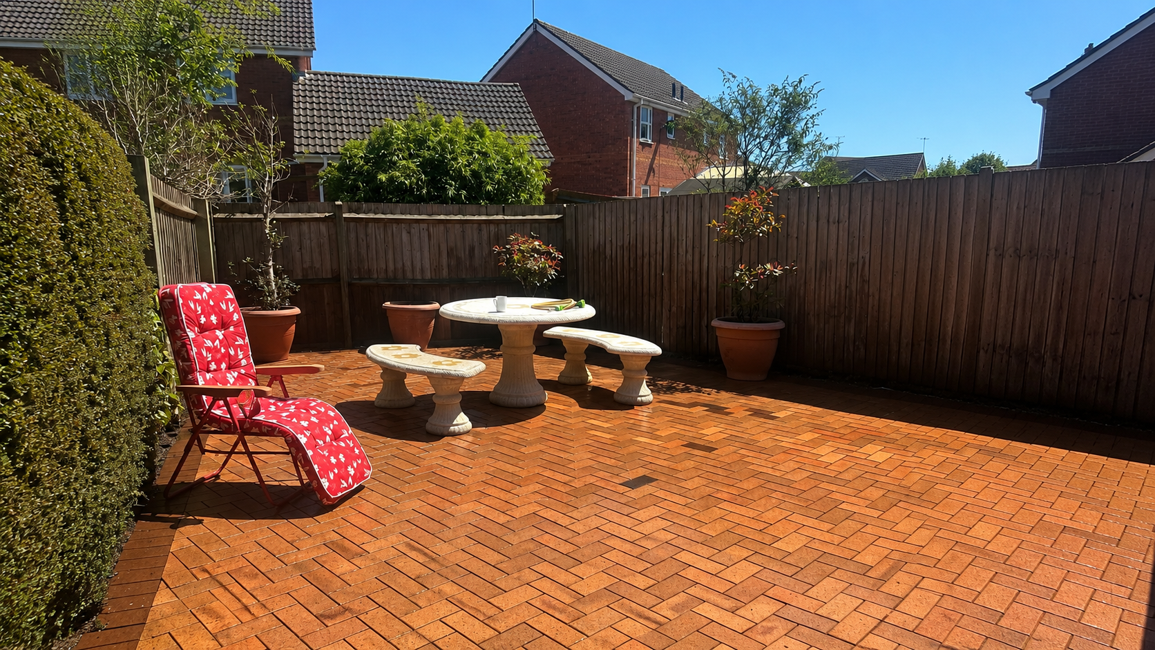A clean free and tidy patio.